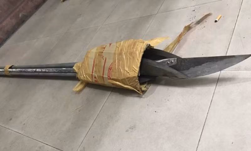  40 thanh niên chém nhầm ba người đi đường: Vào ngày lễ tình nhân 14/2/2020, Quốc Anh (trú tại Hà Nội) thấy người yêu cũ đăng ảnh chụp chung với bạn trai trên Facebook nên vào "bình luận gây sự". Hai bên hẹn gặp nhau vào tối 15/2 ở quận Hoàng Mai. Quốc Anh đã rủ 40 thanh niên, chuẩn bị khoảng 20 tuýp sắt gắn dao phóng lợn. Khoảng 23h50 cùng ngày, thấy một xe máy chở ba người đi qua, cả nhóm đuổi theo, tấn công. Khi ba nạn nhân ngã ra đường, cả nhóm phát hiện nhầm người. (Ảnh minh họa)