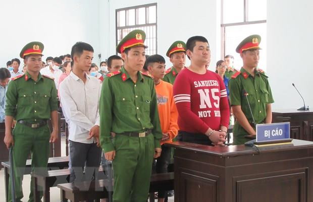  Nhóm đối tượng chém nhầm người đi đường: Trương Minh Khải và Nguyễn Ngọc Lâm (cùng trú ở xã Nhơn Hải, huyện Ninh Hải, Ninh Thuận) có mâu thuẫn từ trước nên hẹn khoảng 21h ngày 28/3/2020, đánh nhau ở tỉnh lộ 702. Lúc đó, anh Trần Văn An (SN 1991, huyện Ninh Hải) đi xe máy tới, nhóm Khải tưởng đó là người nhóm Lâm nên đã dùng cây mác chém anh An chết tại chỗ. Ngày 1/4, TAND Ninh Thuận tuyên án 38 năm tù cho 7 bị cáo. (Nguồn TTXVN)