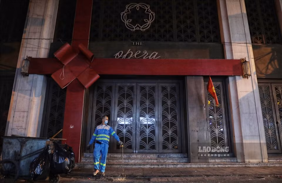 Khoảng hơn 1 giờ sáng ngày 30/4 các tuyến đường trên phố cổ đã vắng lặng.