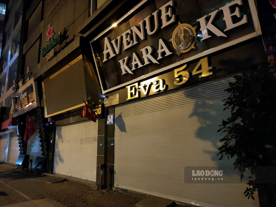 Đến khoảng 00h45 phút sáng ngày 30.4, trên phố Tạ Hiện gần như không còn người, lực lượng chức năng vẫn túc trực tại đây.