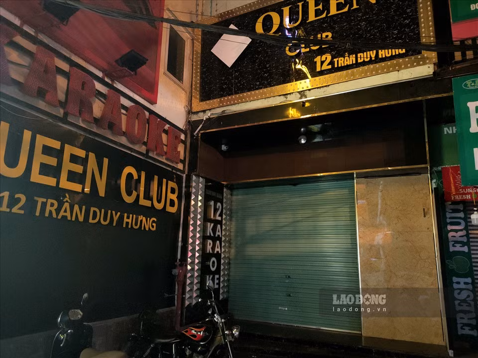 Các quan karaoke trên phố Trần Duy Hưng cũng đóng cửa im lìm.