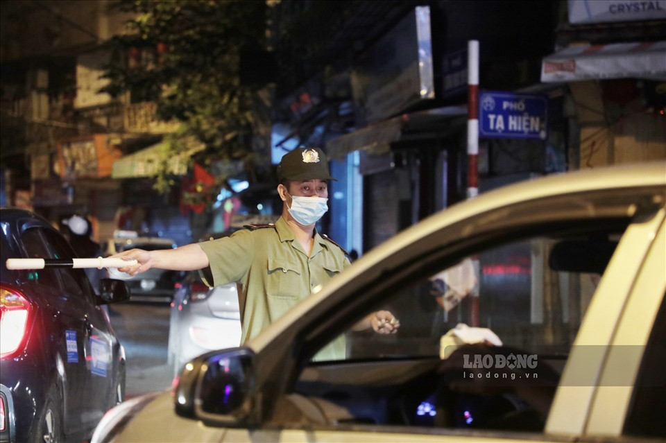 Ha Noi: Nhieu nguoi “ngam ngui” ra ve khi bar, karaoke phai dong cua