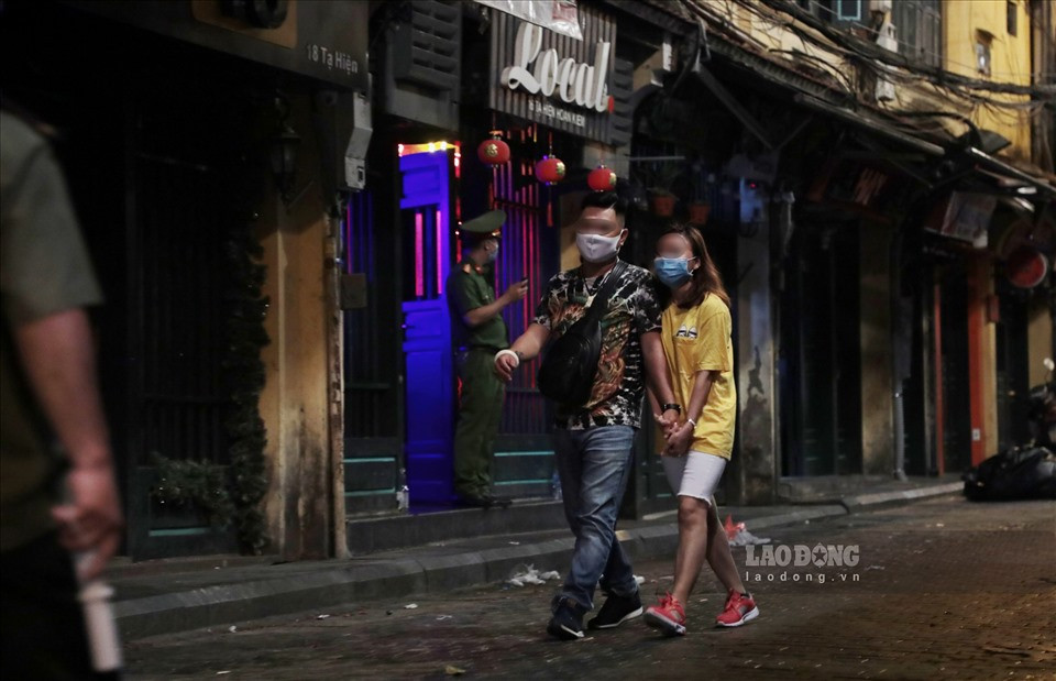 "Mình lên đây từ 21h ngày 29/4, vừa rồi có nghe các chú công an thông báo về quy định mới để phòng, chống dịch bệnh COVID-19. Hơi hụt hẫng vì đang trong dịp nghỉ lễ, tuy nhiên, để đảm bảo an toàn cho bản thân và cộng đồng thì mình sẵn sàng chấp hành ra về. Trong những ngày tới chắc mình cũng chỉ ở nhà vì ra ngoài bây giờ cũng khá lo lắng, đặc biệt là nơi đông người", Anh Phạm Văn Hoàng (trú quận Tây Hồ - Hà Nội) chia sẻ.