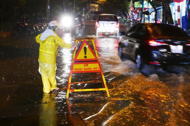 Điểm ngập úng 5: Phố Cao Bá Quát, đoạn trước cửa Công ty Môi trường Đô thị.