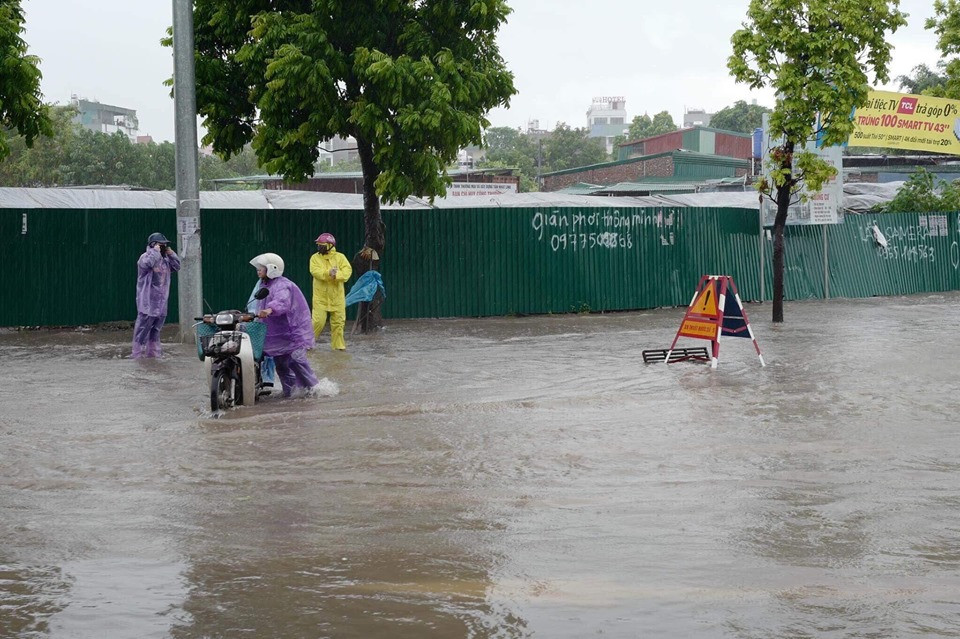 Đểm ngập 10: Đường Ngọc Lâm, từ ngã ba Long Biên 1 đến Xí nghiệp Môi trường Đô thị Gia Lâm. 