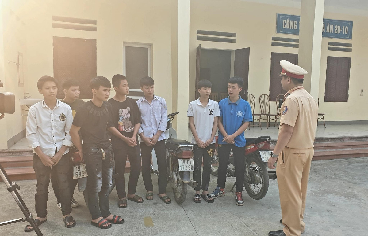 Sáng 9/4, Công an huyện Thanh Sơn (Phú Thọ) cho biết, đơn vị này đã triệu tập 8 đối tượng trong nhóm thanh niên đánh võng, bốc đầu xe đến làm việc, còn 2 đối tượng hiện đang bỏ trốn gồm: Lê Văn Bốn và Nguyễn Trung Bắc. 