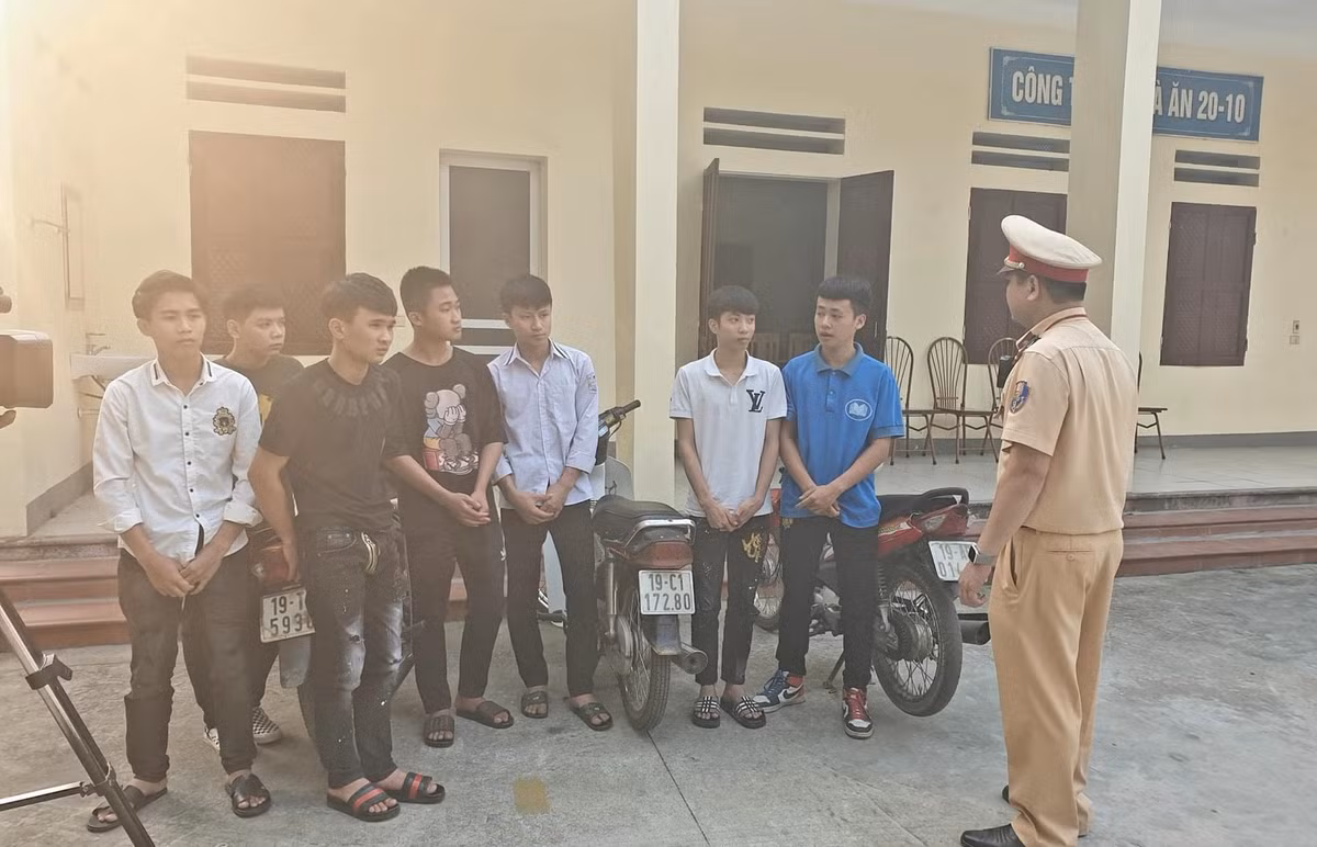 Sáng 9/4, Công an huyện Thanh Sơn (Phú Thọ) cho biết, đơn vị này đã triệu tập 8 đối tượng trong nhóm thanh niên đánh võng, bốc đầu xe đến làm việc, còn 2 đối tượng hiện đang bỏ trốn gồm: Lê Văn Bốn và Nguyễn Trung Bắc. 