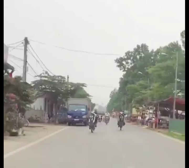 Sau khi quay lại clip bốc đầu xe máy tập thể, các đối tượng đăng lên mạng xã hội "khoe thành tích".