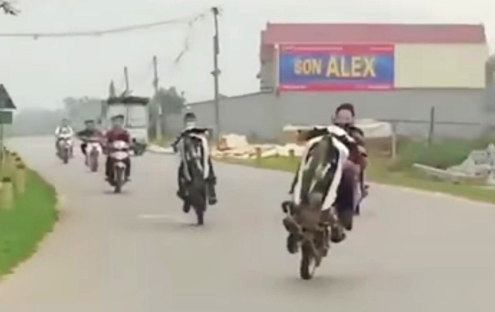 Trước đó ngày 1/4, trên mạng xã hội xuất hiện clip về một nhóm thanh niên có hành vi bốc đầu xe máy khi lưu thông trên đường 322, đoạn từ thị trấn Thanh Sơn đi xã Võ Miếu và Văn Miếu (tỉnh Phú Thọ).