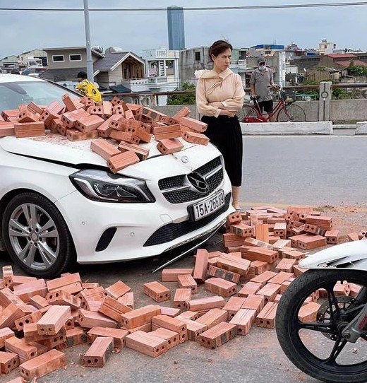 Chu xe Mercedes bi xich lo cho gach dam trung: Khong co y bat den