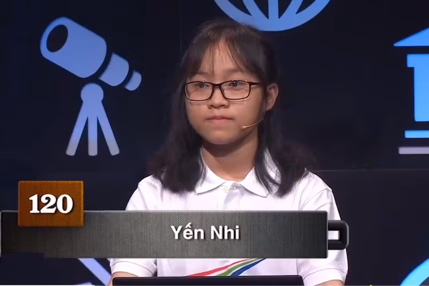 Tại cuộc thi tuần Olympia 2018, Trần Hoàng Yến Nhi (sinh năm 2001), đại diện trường THPT Nguyễn Thần Hiến, Kiên Giang, là cô gái đầu tiên chạm đến kỷ lục 120 điểm ở phần thi Khởi động, theo lời MC Diệp Chi. Từ năm lớp 7-11, cô gái này đều tham gia thi học sinh giỏi tiếng Anh cấp huyện, tỉnh và Olympic tiếng Anh qua mạng (IOE). Yến Nhi là học sinh giỏi nhiều năm liền và giữ chức lớp trưởng. (Ảnh: VTV)