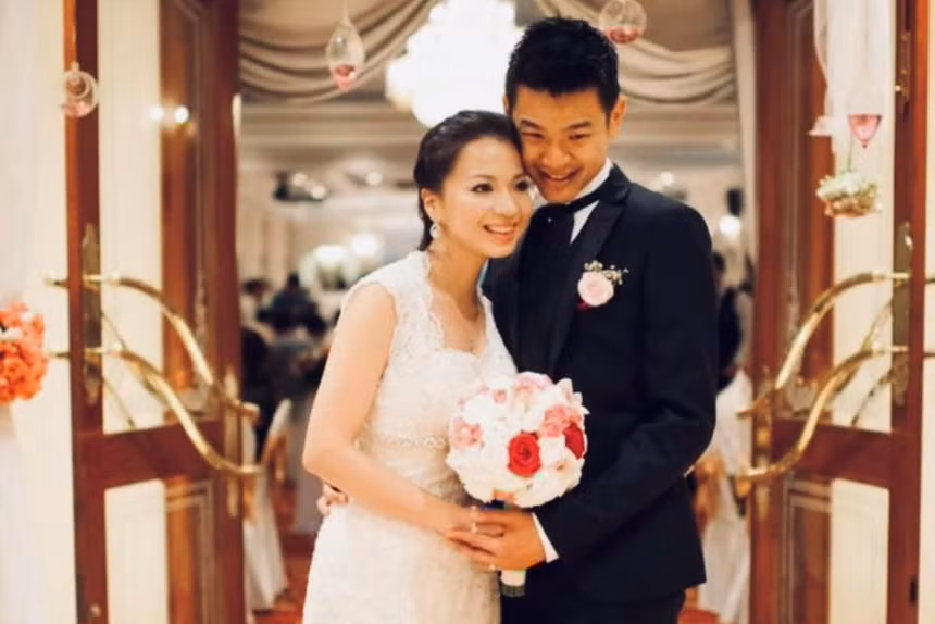 Tại Olympia năm đầu tiên, Trần Ngọc Minh, cựu học sinh THPT chuyên Nguyễn Bỉnh Khiêm, Vĩnh Long, giành chức vô địch với 325 điểm. Sau khi nhận phần thưởng, cô theo học chương trình kỹ sư chuyên ngành Viễn thông và Công nghệ Thông tin tại Đại học Swinburne (Australia). Tốt nghiệp với kết quả thuộc top 5% xuất sắc, cô được trao học bổng toàn phần cho chương trình đào tạo bậc tiến sĩ chuyên ngành Mạng Thông tin của Swinburne. Năm 2013, Ngọc Minh lập gia đình. Trong Gala 20 năm của Olympia, nhà báo Tạ Bích Loan tiết lộ quán quân Olympia năm đầu tiên hiện sinh sống và làm việc cho một công ty viễn thông tại thành phố Melbourne. (Ảnh: Fanpage Olympia)