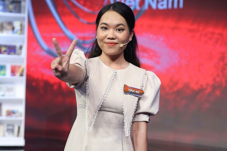 Năm 2014, Nguyễn Thục Nữ (sinh năm 1996) từng dự thi Olympia với tư cách đại diện trường THPT Huỳnh Thúc Kháng, Quảng Nam. Trong cuộc thi tuần năm đó, cô về nhì với 225 điểm và được đi tiếp nhờ thành tích điểm nhì cao nhất. Thục Nữ cũng nằm trong số thí sinh có điểm phần thi Tăng tốc cao thứ 2 năm đó (150 điểm). Tại cuộc thi Siêu trí tuệ Việt Nam mùa 2, Thục Nữ bất ngờ “tái xuất” và thể hiện khả năng ghi nhớ chi tiết tên sách, năm đầu tiên xuất bản, nhà xuất bản của 1.000 tác phẩm. Cô tốt nghiệp ngành Bác sĩ Đa khoa, khoa Y Dược của ĐH Quốc gia TP.HCM. (Ảnh: Siêu trí tuệ)