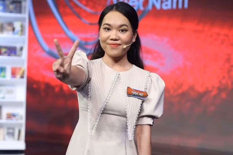 Năm 2014, Nguyễn Thục Nữ (sinh năm 1996) từng dự thi Olympia với tư cách đại diện trường THPT Huỳnh Thúc Kháng, Quảng Nam. Trong cuộc thi tuần năm đó, cô về nhì với 225 điểm và được đi tiếp nhờ thành tích điểm nhì cao nhất. Thục Nữ cũng nằm trong số thí sinh có điểm phần thi Tăng tốc cao thứ 2 năm đó (150 điểm). Tại cuộc thi Siêu trí tuệ Việt Nam mùa 2, Thục Nữ bất ngờ “tái xuất” và thể hiện khả năng ghi nhớ chi tiết tên sách, năm đầu tiên xuất bản, nhà xuất bản của 1.000 tác phẩm. Cô tốt nghiệp ngành Bác sĩ Đa khoa, khoa Y Dược của ĐH Quốc gia TP.HCM. (Ảnh: Siêu trí tuệ)