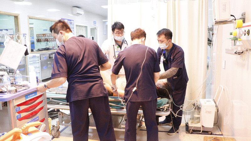 Trước đó, khoảng 17h ngày 10/4, bệnh nhân được đưa tới Trung tâm Cấp cứu 115 Hùng Vương, Bệnh viện Đa khoa Hùng Vương. Tại đây, V. nhanh chóng được ê-kíp cấp cứu can thiệp chống sốc, giảm đau và sơ cứu bỏng.(Ảnh: VTV)