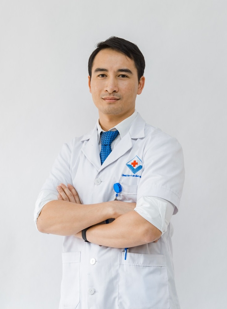 Bác sĩ Sùng Đức Long, Giám đốc Trung tâm Cấp cứu 115 Hùng Vương cho biết, tổn thương do bị điện giật đối với cơ thể con người rất nghiêm trọng. Nạn nhân có thể bị các triệu chứng điện giật như: ngừng tim phổi, bỏng, gãy xương, choáng giảm thể tích, phù não gây tăng áp lực nội sọ, chèn ép khoang do hoại tử và phù nề mô, tứ chi, suy thận cấp, liệt nửa người, các bệnh thần kinh ngoại biên... (Ảnh BV Hùng Vương) 