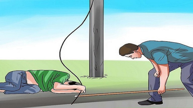 "Nếu tai nạn điện giật xảy ra ở nhà, người dân có thể sử dụng gậy bằng gỗ khô tuyệt đối như cán chổi hoặc chân ghế có bọc nhựa cách điện. Tuyệt đối không sử dụng gỗ đang ẩm ướt vì tính dẫn điện cao, gây nguy hiểm tới tính mạng của người ứng cứu" - bác sĩ Long lưu ý.