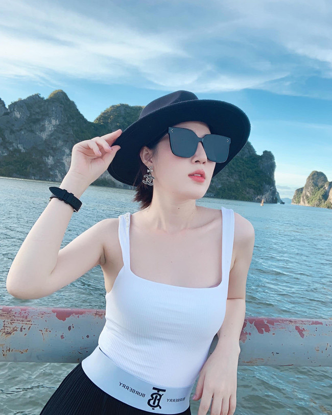 Trên Facebook và Instagram, cô nàng thường xuyên cập nhật hình ảnh đời thường.