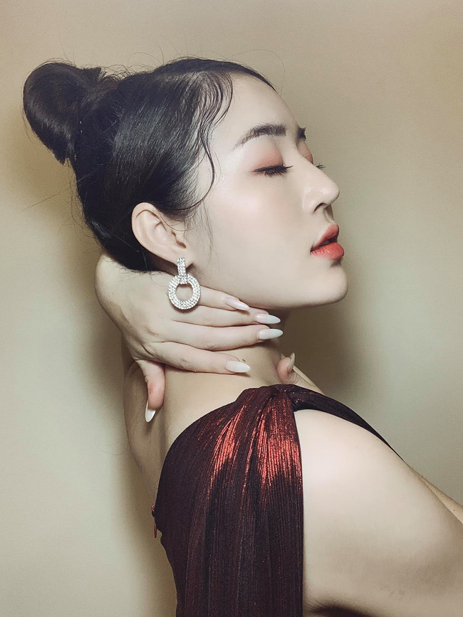 Cô nàng hấp dẫn người nhìn bằng đôi mắt to tròn và bờ môi gợi cảm.