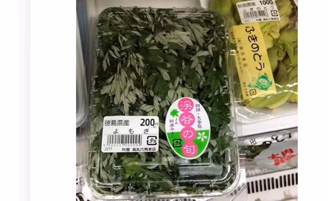 Một người đang làm việc tại Nhật chia sẻ, ở siêu thị, rau ngải cứu có giá khoảng 200 yên (42 nghìn đồng)/hộp. 1 túi rau cải có giá 128 yên (26 nghìn đồng).