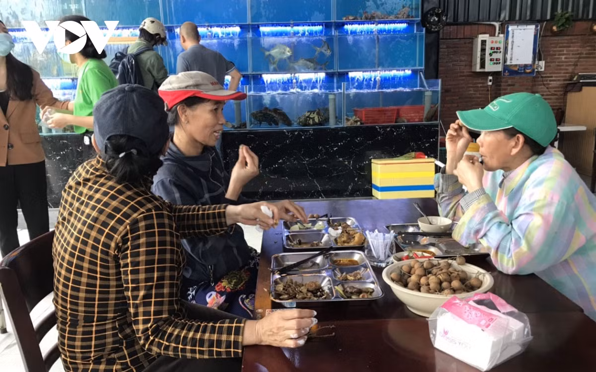 Nha hang ban com gia tu... 0 dong cho nguoi kho khan-Hinh-2