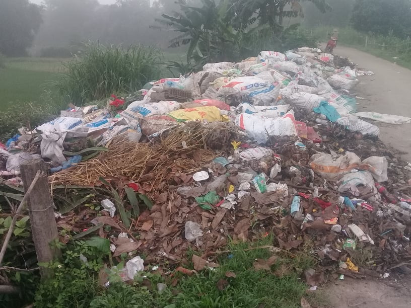 Nhieu nguoi vo y thuc xa rac bua bai, bo song ngap ngua tui nylon-Hinh-9