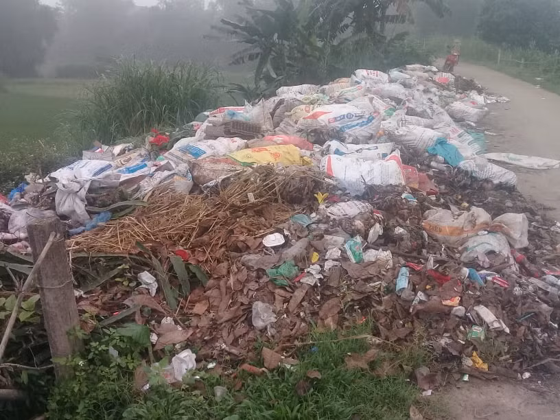 Nhieu nguoi vo y thuc xa rac bua bai, bo song ngap ngua tui nylon-Hinh-9