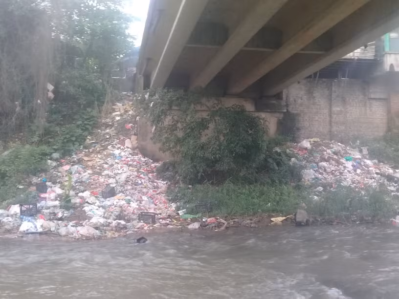 Nhieu nguoi vo y thuc xa rac bua bai, bo song ngap ngua tui nylon