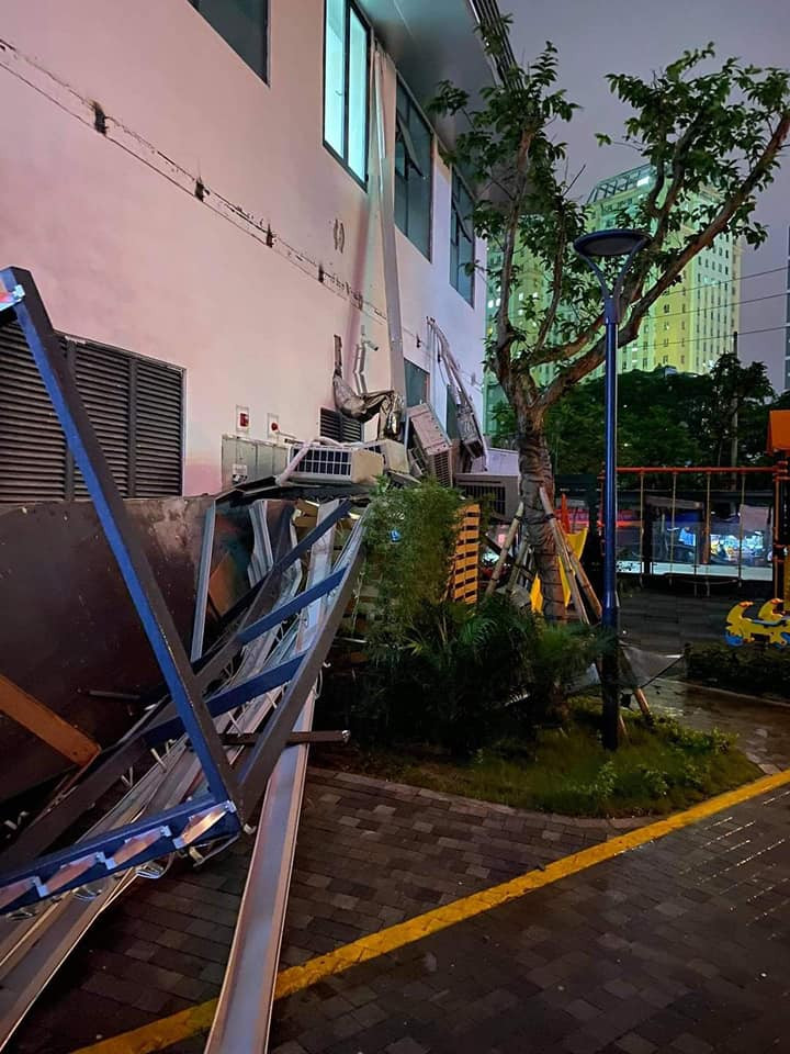 Theo quan sát thì có khoảng gần chục cục nóng điều hòa bị rơi, phía ngoài tường bong tróc.