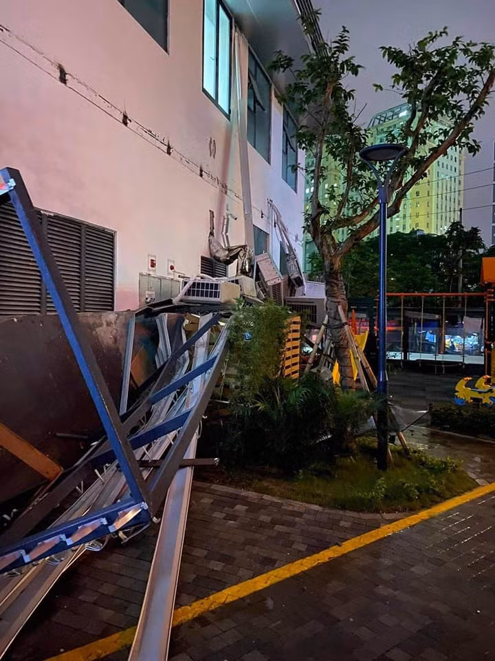 Theo quan sát thì có khoảng gần chục cục nóng điều hòa bị rơi, phía ngoài tường bong tróc.