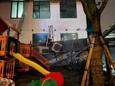 Đặc biệt, ngay dưới dàn cục nóng điều hòa lắp đặt là sân chơi thiếu nhi khiến nhiều người hốt hoàng khi biết tin.