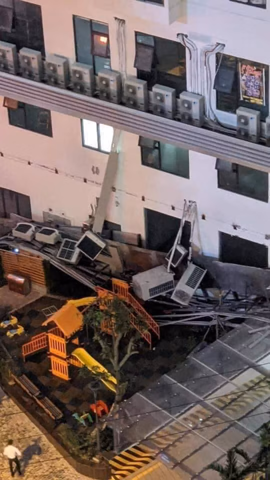 Tại hiện trường sập toàn bộ dàn giá đỡ cục nóng của điều hoà lắp phía sau chung cư.