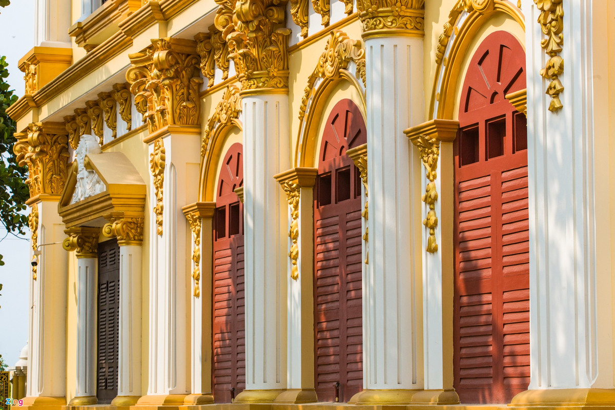 Ông Sáu cho biết tự tay thiết kế công trình dựa theo phong cách châu Âu với vòm, hoa văn đặc trưng cùng màu sơn vàng, trắng theo phong cách của những tòa lâu đài trên thế giới.