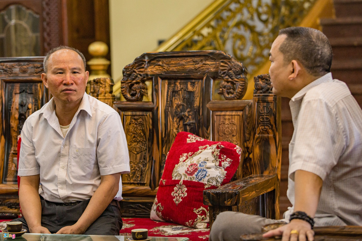 “Cả gia đình tôi, 7 người gồm cả con cháu ở đây nên tôi muốn căn nhà phải theo ý tưởng của mình. Chính vì vậy tôi đã tự tay thiết kế căn nhà này. Đây là thành quả của mọi người trong gia đình tích góp nhiều năm, trong quá trình xây dựng tôi vẫn phải đi vay mượn để cố gắng hoàn thành được mong ước của bản thân. Chi phí hoàn thành trên dưới 10 tỷ và cần khá đông nhân công. Tới giờ phút này, tôi rất vui và bằng lòng với khoảng thời gian được sống trong căn nhà này”, ông Sáu (trái) chia sẻ.