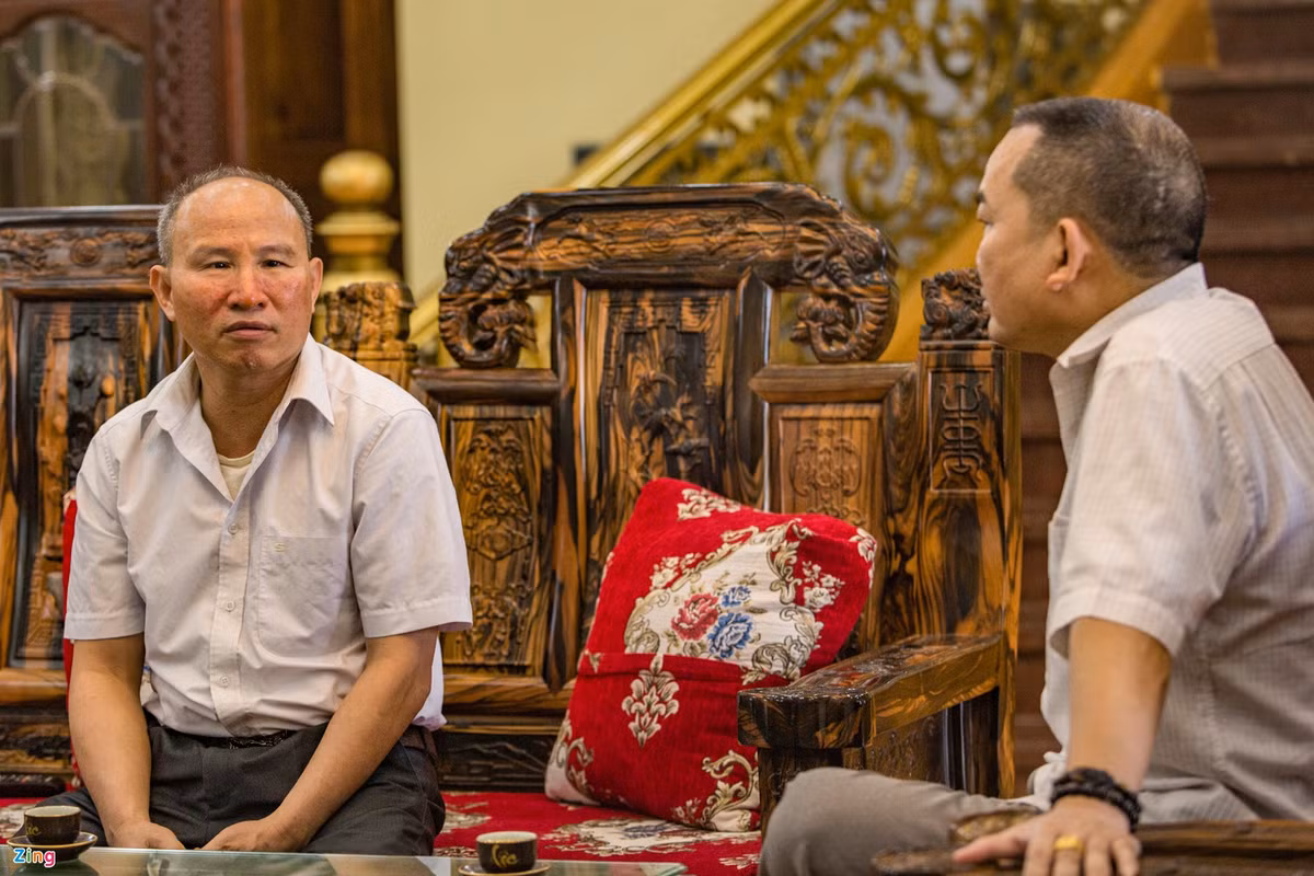 “Cả gia đình tôi, 7 người gồm cả con cháu ở đây nên tôi muốn căn nhà phải theo ý tưởng của mình. Chính vì vậy tôi đã tự tay thiết kế căn nhà này. Đây là thành quả của mọi người trong gia đình tích góp nhiều năm, trong quá trình xây dựng tôi vẫn phải đi vay mượn để cố gắng hoàn thành được mong ước của bản thân. Chi phí hoàn thành trên dưới 10 tỷ và cần khá đông nhân công. Tới giờ phút này, tôi rất vui và bằng lòng với khoảng thời gian được sống trong căn nhà này”, ông Sáu (trái) chia sẻ.