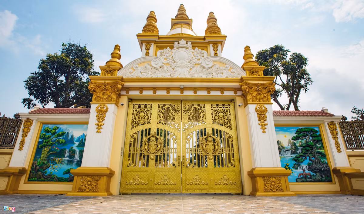  Toà lâu đài dát vàng ở Hưng Yên có mặt tiền quay về hướng đông nam, diện tích hơn 400 m2, gồm 3 tầng nổi và 1 tầng hầm cùng hàng nghìn diện tích sân vườn bao quanh.