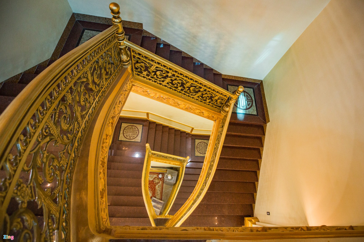 Không gian tầng 2 gần giống tầng 1, cũng có 3 phòng ngủ. Mỗi phòng ngủ bố trí rộng 28 m2 và có nhà tắm, vệ sinh riêng cho từng phòng. Riêng tầng 1 và tầng 2 có thêm 1 phòng vệ sinh chung. Lan can cầu thang được gắn hoa văn đúc bằng nhôm.