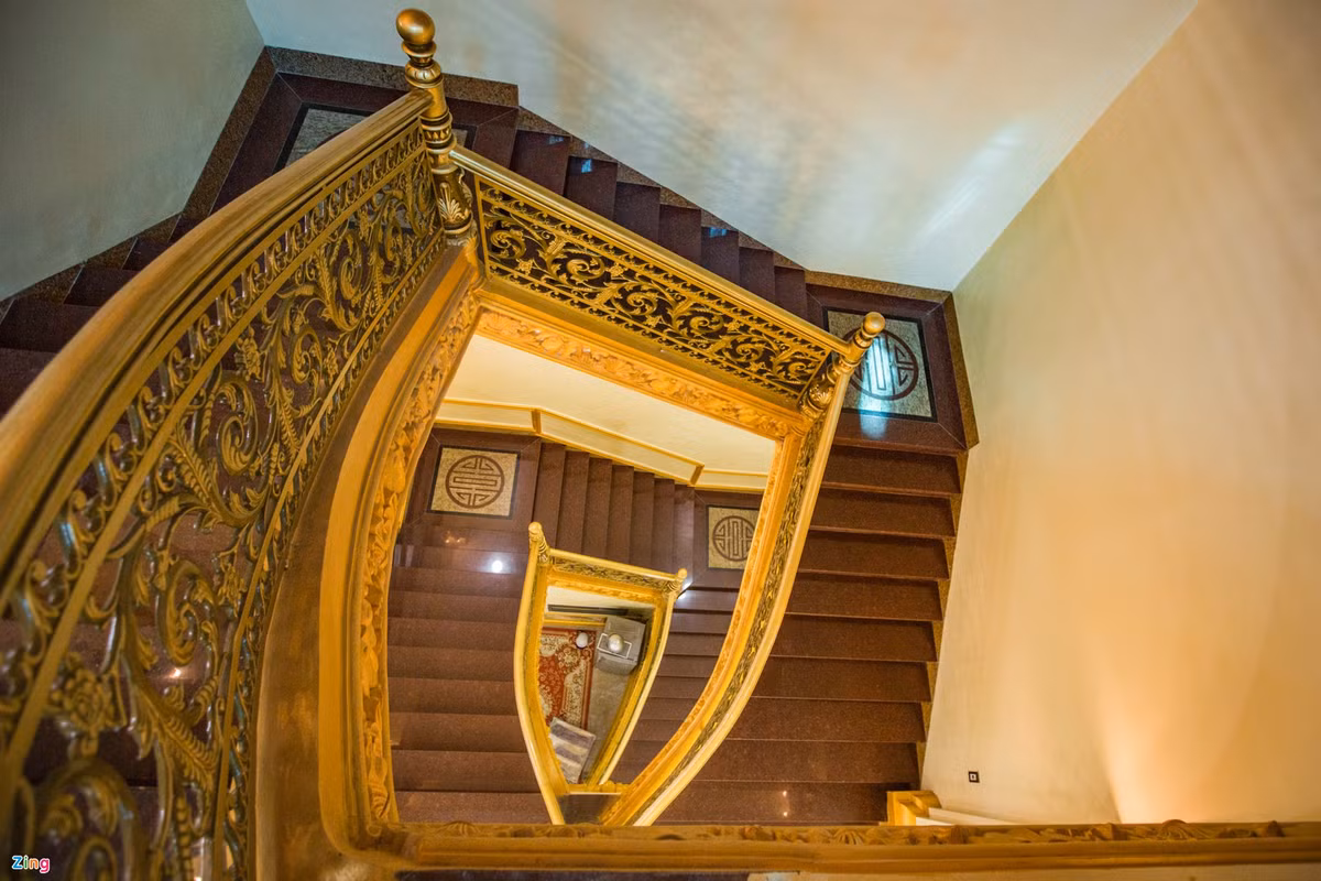 Không gian tầng 2 gần giống tầng 1, cũng có 3 phòng ngủ. Mỗi phòng ngủ bố trí rộng 28 m2 và có nhà tắm, vệ sinh riêng cho từng phòng. Riêng tầng 1 và tầng 2 có thêm 1 phòng vệ sinh chung. Lan can cầu thang được gắn hoa văn đúc bằng nhôm.