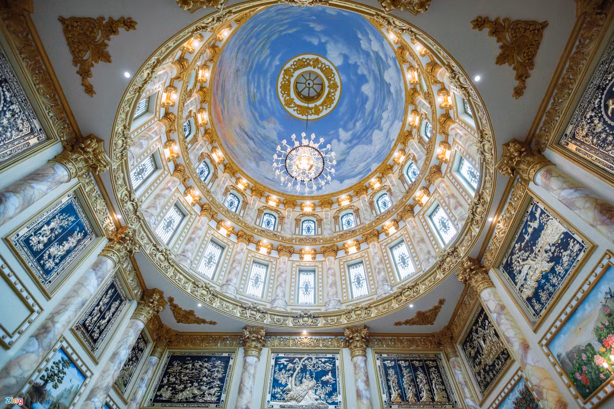 Mái vòm rộng lớn kiểu Roman châu Âu với đường kính hơn 10 m ở không gian tầng trên cùng của tòa lâu đài. Với thiết kế này sẽ giúp căn nhà thông thoáng hơn, hút gió, đồng thời tạo điểm nhấn cho công trình.