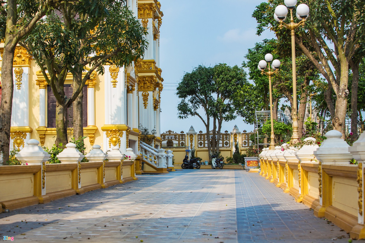 Cổng và tường rào xung quanh ngôi nhà được thiết kế với họa tiết, hoa văn cầu kỳ. Cây cối được trồng nhiều ở khoảng sân bên trong tòa lâu đài của ông chủ lò gạch. Ông Sáu cho trồng nhiều cây ăn quả như xoài, mít, bưởi, hồng xiêm cùng nhiều loài hoa như hoa hồng, hoa mẫu đơn...