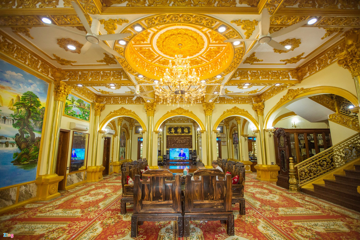 Không gian phòng khách ở tầng 1 trong tòa lâu đài, có diện tích khoảng 150 m2. Ông Sáu cho biết phòng khách phải thật rộng để người thân hoặc khách tới chơi ngồi được đông đủ và quây quần. Ngoài các đồ dùng trang trí, tầng này còn có thêm 3 phòng ngủ khép kín.