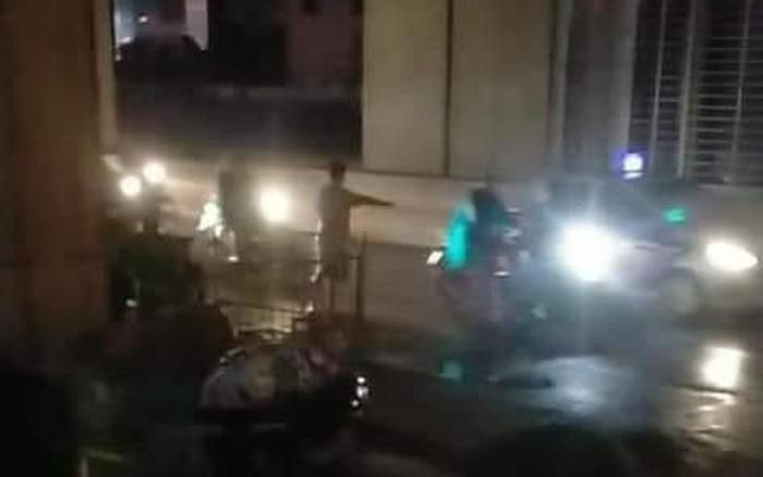 Ha Noi: Truy bat ke sat hai nu cong nhan moi truong ngay tren pho