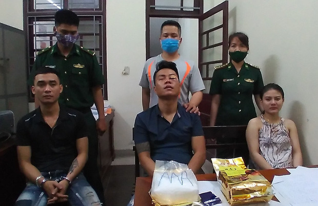 Nguyễn Thị Trà My (ngoài cùng bên phải) là "bóng hồng" của ông trùm đường dây buôn bán ma túy. (Ảnh Người đưa tin)