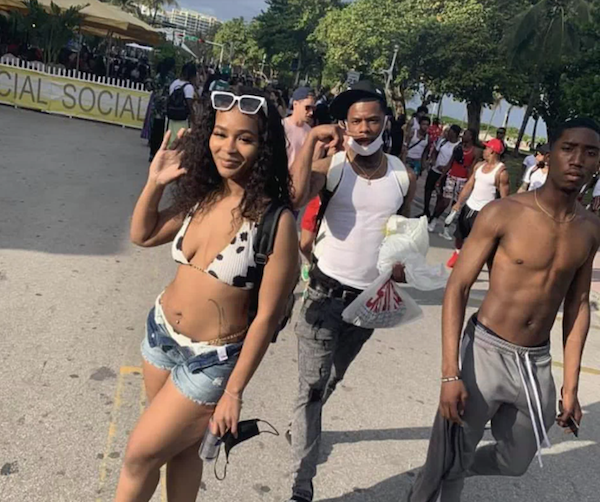 Vo tinh chung khung hinh 2 thanh nien la, co gai phat hien dieu kinh hoang