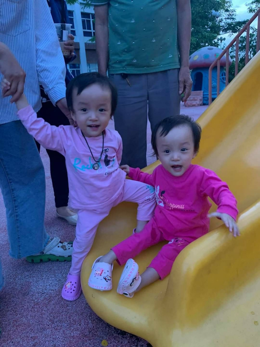Trước đó, Diệu Nhi và Trúc Nhi được mổ sinh tại Bệnh viện Hùng Vương vào tháng 6/2019 và được đưa về Bệnh viện Nhi đồng Thành phố để chăm sóc và theo dõi sức khỏe đến khi được 13 tháng tuổi. (Ảnh: Giáo dục thời đại) 