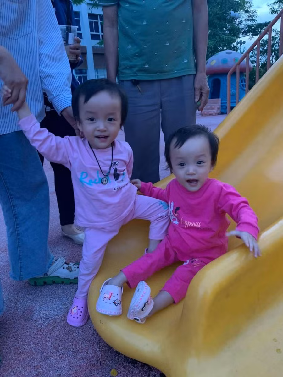 Trước đó, Diệu Nhi và Trúc Nhi được mổ sinh tại Bệnh viện Hùng Vương vào tháng 6/2019 và được đưa về Bệnh viện Nhi đồng Thành phố để chăm sóc và theo dõi sức khỏe đến khi được 13 tháng tuổi. (Ảnh: Giáo dục thời đại) 