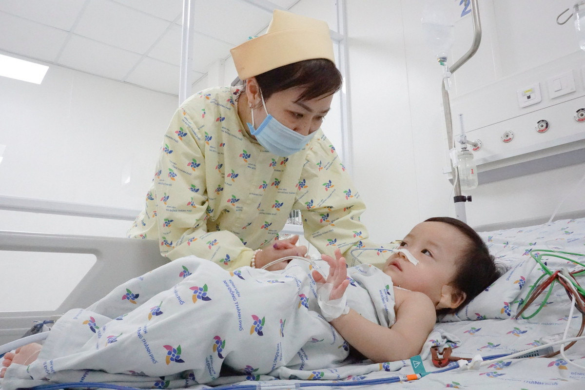 Thông tin từ Bệnh viện Nhi đồng Thành phố cho biết, vào chiều 8/4, bé Diệu Nhi đã được các bác sĩ phẫu thuật thành công. Sau ca phẫu thuật, sức khỏe của Diệu Nhi ổn định, tỉnh táo gọi tìm mẹ và ngoan ngoãn nằm để các y bác sĩ chăm sóc hậu phẫu. (Ảnh: Tuổi Trẻ)