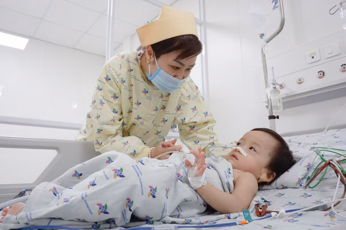 Thông tin từ Bệnh viện Nhi đồng Thành phố cho biết, vào chiều 8/4, bé Diệu Nhi đã được các bác sĩ phẫu thuật thành công. Sau ca phẫu thuật, sức khỏe của Diệu Nhi ổn định, tỉnh táo gọi tìm mẹ và ngoan ngoãn nằm để các y bác sĩ chăm sóc hậu phẫu. (Ảnh: Tuổi Trẻ)