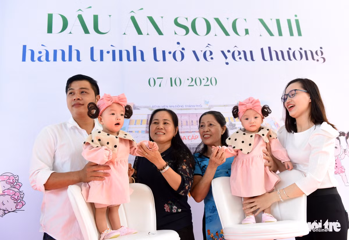 Bác sĩ Trương Quang Định - Giám đốc Bệnh viện Nhi đồng Thành phố khẳng định, quá trình hồi phục của Trúc Nhi và Diệu Nhi gần như hoàn hảo. Các bé đi tiểu bình thường, tiêu hóa ổn định. Bé đạt đúng quỹ đạo phát triển như một trẻ bình thường, cả về thể chất và tinh thần. (Ảnh: Tuổi Trẻ)