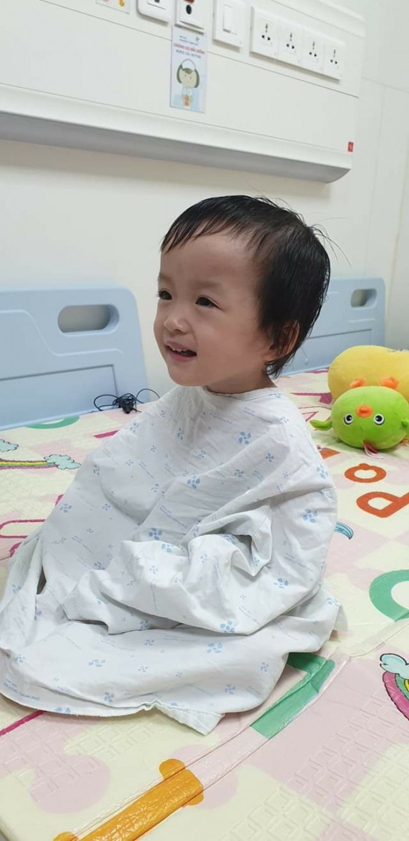 Lúc tỉnh dậy sau ca mổ phẫu thuật, Diệu Nhi (còn gọi là Táo) vui mừng gọi "Mẹ Thúy, mẹ Thúy". Bé có khóc khi không có mẹ, nhưng vẫn ngoan ngoãn nằm im để các bác sĩ truyền thuốc. (Ảnh: Giáo dục thời đại) 